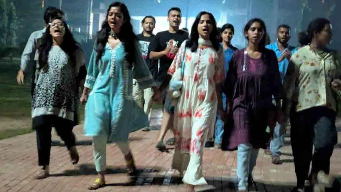 জাবিতে শিবিরবিরোধী মিছিলকারীদের অভিনন্দন জানাল শিবিরের নেতাকর্মীরা